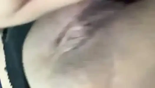 Yaramaz sarışın vajinasını oynuyor