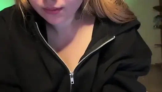 Jucielussie ile sıkı amcığı parmaklıyor