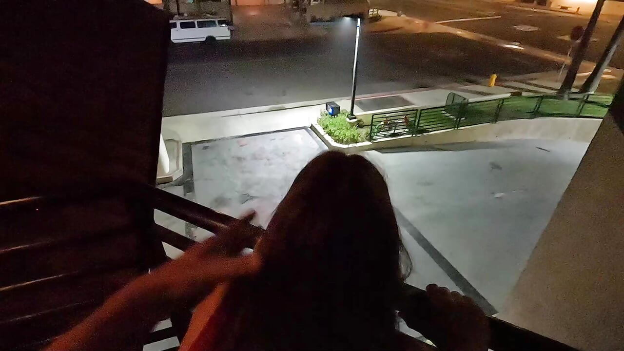 Kısa bir otel balkonunda sikiş - balkonda iri güzel kadın