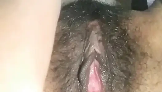 Hintli ateşli kız banyo yapıyor ve kendini parmaklıyor