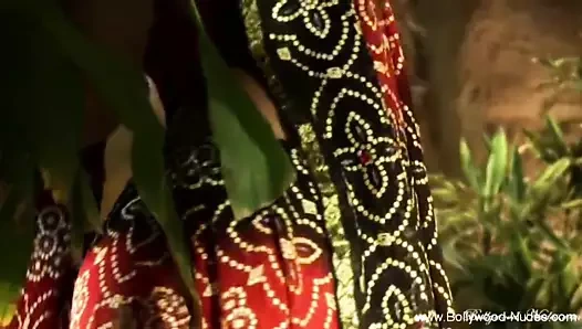 Onu baştan çıkarırken zarif bir şekilde dans ediyor