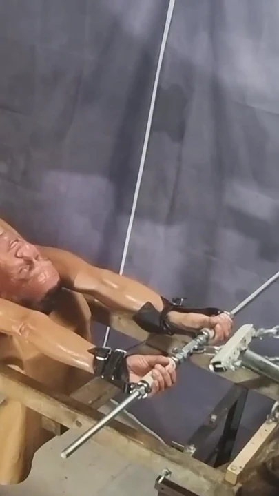 Незабываемый момент от "Пытка члена и фетиш-игра леди Лианы с Мартином на стойке"