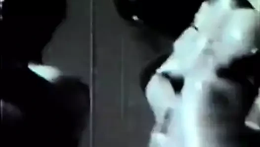 Bugün yüzen iki seksi hatun (1970'lerin vintage)