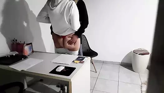 Matematik öğrencisi sağlık dersine gitti ama öğretmen tarafından tahrik oldu ve onunla seks yaptım