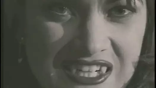 Sıcak sarışın ve esmer evlerinde pussies yemek ve kayış-on ile sikme