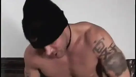 Azgın transeksüel azgın adamla sikişmeden önce kanepede sert sikişiyor