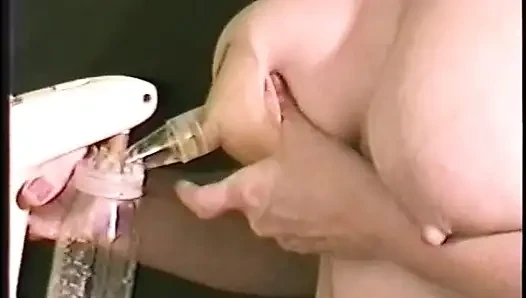 Ateşli kız süt fışkırtmak için büyük meme uçlarını sıkıyor