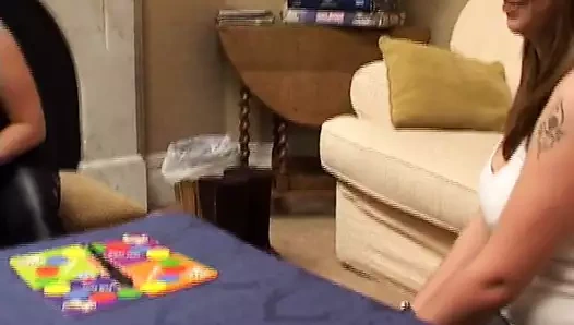 Kaz ve lilly, şişe çevirerek striptiz yapıyor