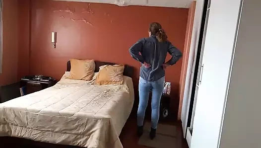 Arkadaşımın üvey oğlu nasıl giyindiğimde mastürbasyon yapıyor ve büyük yarağını gördüğümde heyecan almaya başlıyorum