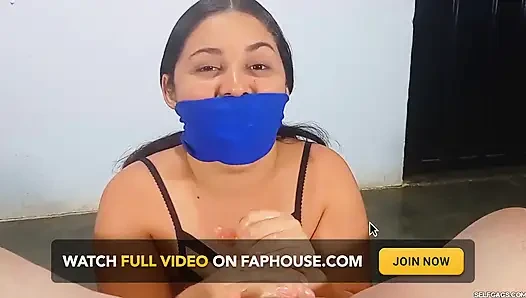 Ağzına kadar tıkalı 20 yaşındaki latin amatör bir profesyonel gibi elle muamele çekiyor!