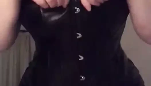 Carole montre sa poitrine