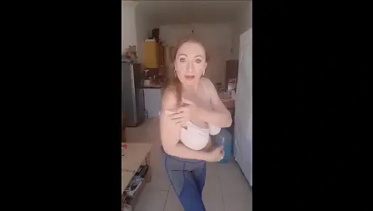 Güzel stip dansı... Sonunda çıplak dans... Büyük göğüslerimin nasıl dans ettiğına bir bak...