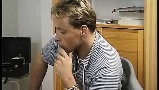 Seksi sarışın genç kız bacaklarını açıyor ve amını siktiriyor