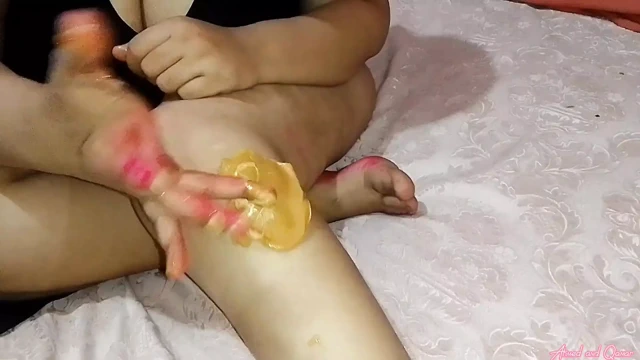 Sürtük Qamar'ın amını tatlandırmasını ve sonra Mısırlı ile sikilmesini izleyin