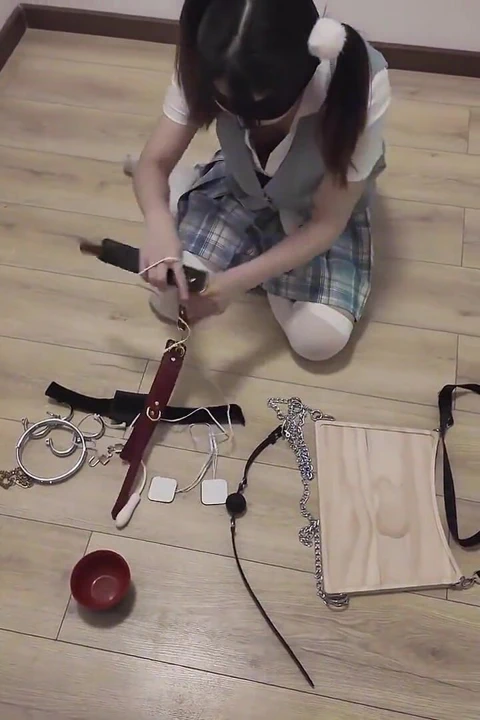 Hs021-okul üniformalı Asyalı kız disipline edildi