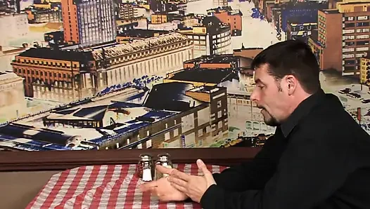 İri göğüslü orta yaşlı seksi kadın amında büyük yarakla zevk alıyor