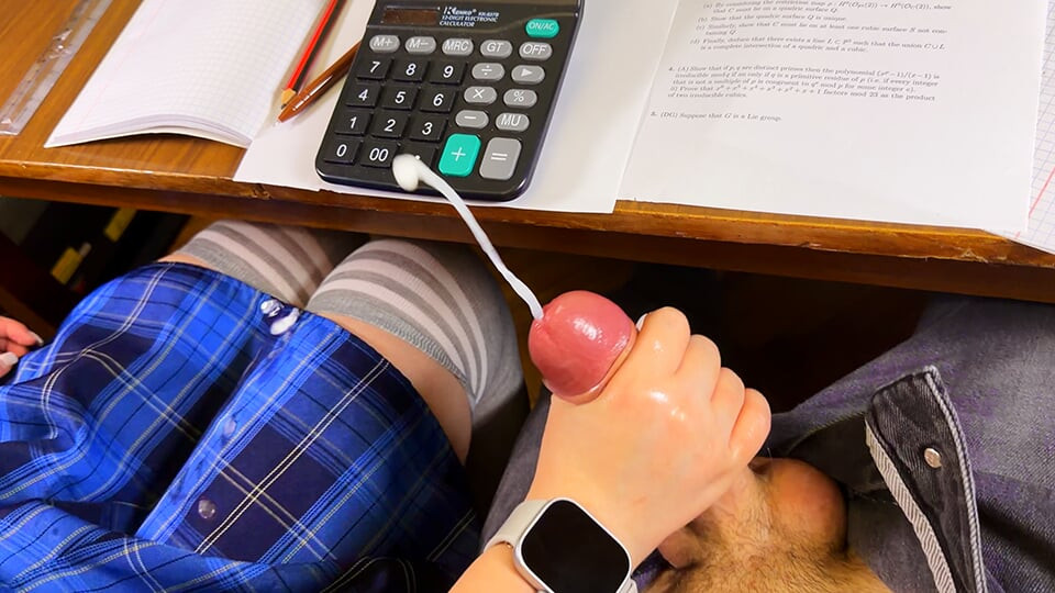 Liseli kız öğrencinin sınıf arkadaşıyla ilk buluşması matematik dersinde masanın altında elle muamele ile başlar.