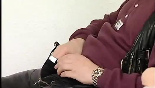 Sarışın hatun büyük bir dildo emiyor ve sonra dövmeli amına sokuyor