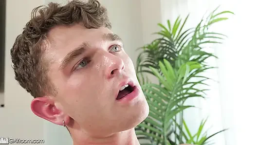 Fitness yarağı sıkı twink göt deliğini sikiyor