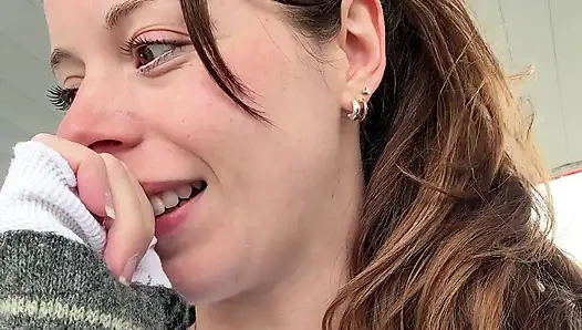 Ben benzinimi pompalarken çok yüksek sesle boşalmamaya çalışıyorum