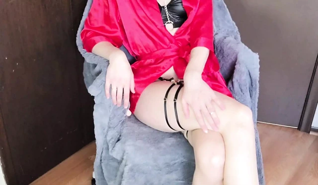 Sürtük ofis sekreteri iş yerinde kamerada dildoyla sikişiyor