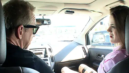 Büyük götlü genç kız arabaya biniyor ve sikiliyor