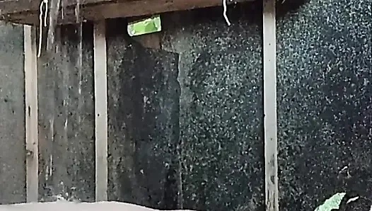 Düzgün vücutlu bir kızın sokakta kendini yıkamasını izliyorum.