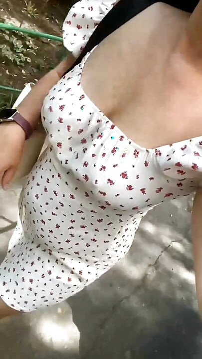 Bir MILF şehirde dolaşıyor ve amına dokunuyor.