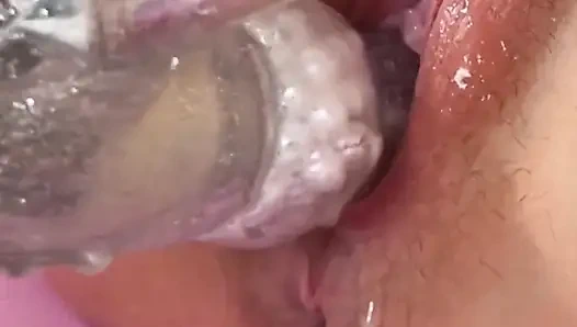 Parmaklarımdan fışkırıyor ve yüksek sesle inliyor