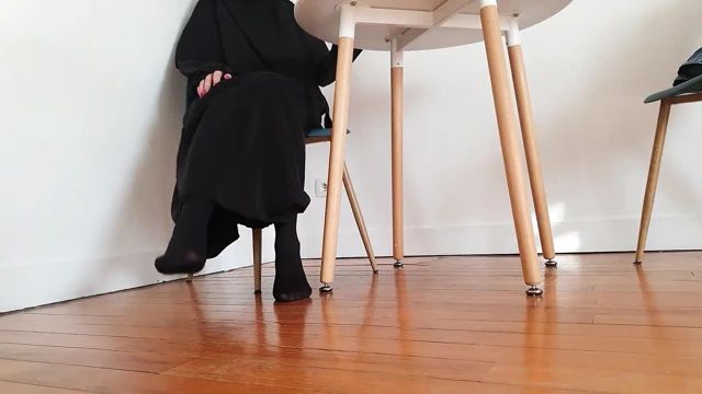 Müslüman Evli Kadınlar Kocası Evde Yokken Oynamaya Başlıyor