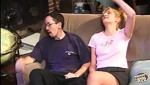 Bu adamlar kızlarının aç göt deliğini tıkadıkça tatlı amcık suları damlıyor