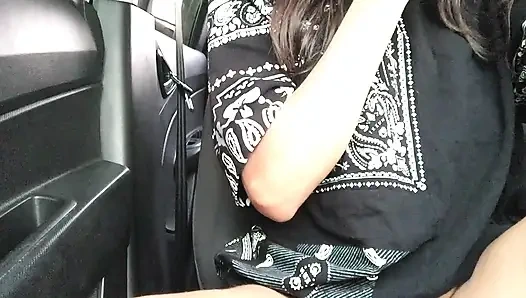 Erkek arkadaşımın arabasında amımı çömeliyorum ve bir video yapıyorum.