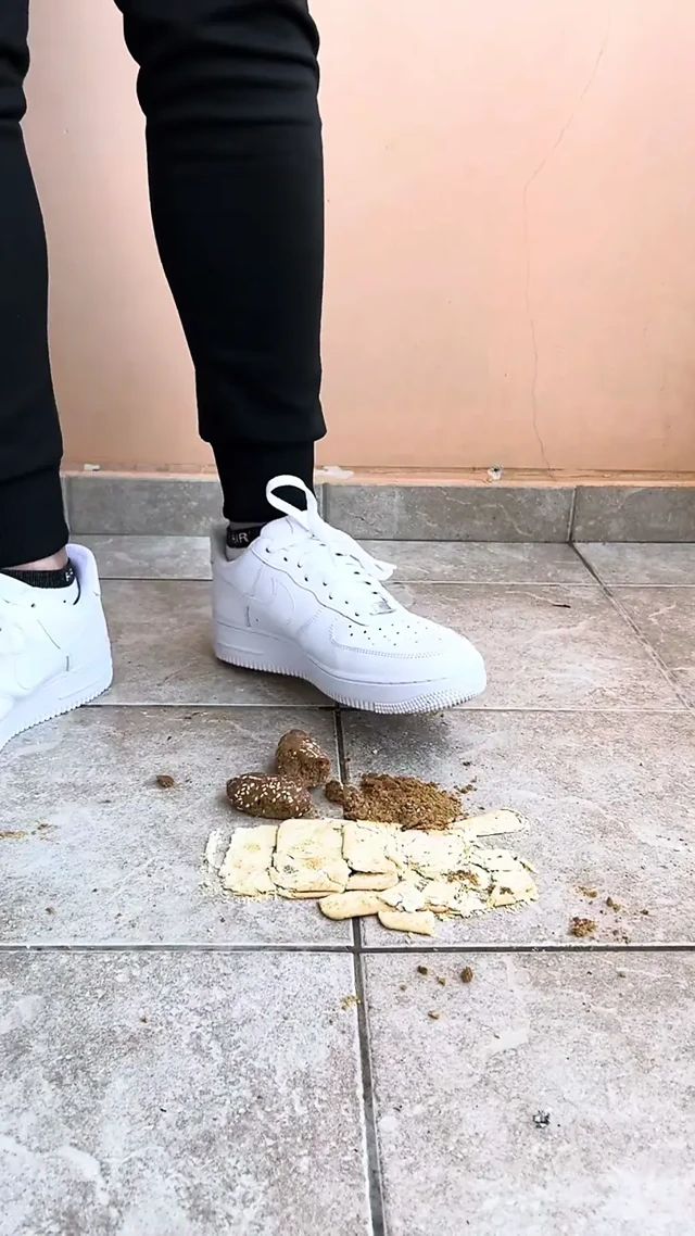 Genç erkek Nike Air Force 1 ile yiyecek ezme