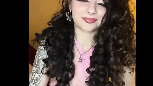 Gotik bakire terapistin seni yavaşça sikmeye başlıyor çünkü karın sana izin vermiyor