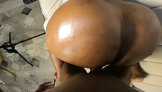 Une BBW au cul énorme qui tremble - regarde mon gros cul trembler et gifler sur ton visage