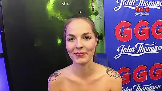 Seksi esmer azgın amcıklarına dev yarak almayı seviyor ve döl yutuyor grup seks