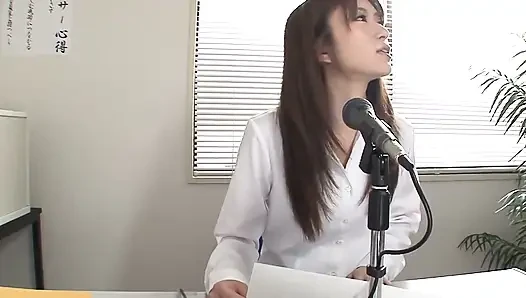 Ofis Asyalı kızlar sahne-2 çoraplı Japon kız ofiste iki iş arkadaşıyla üçlü seks yapıyor