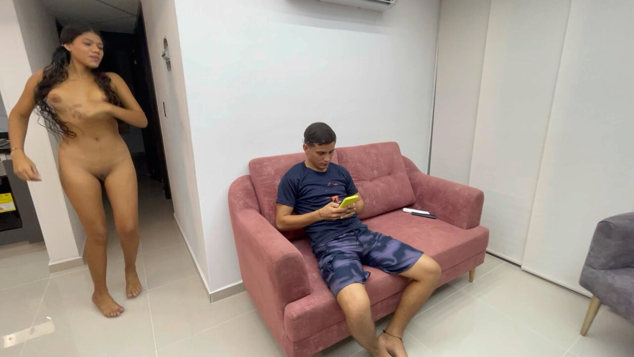 Küçük Hintli üvey kız kardeşim evin her yerinde çıplak koşarak beni baştan çıkarıyor ve ona hayatının en iyi sikişini veriyorum