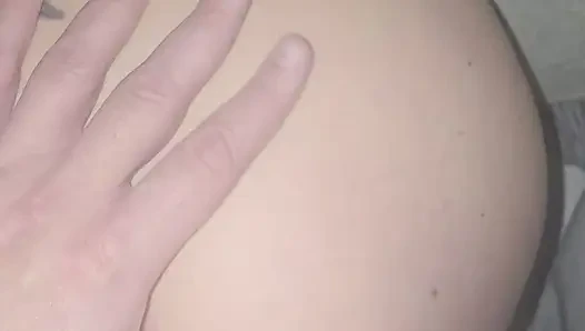 Amımın içine boşalıyor ve ben amcığım dölünü osurarak boşaltıyorum.e