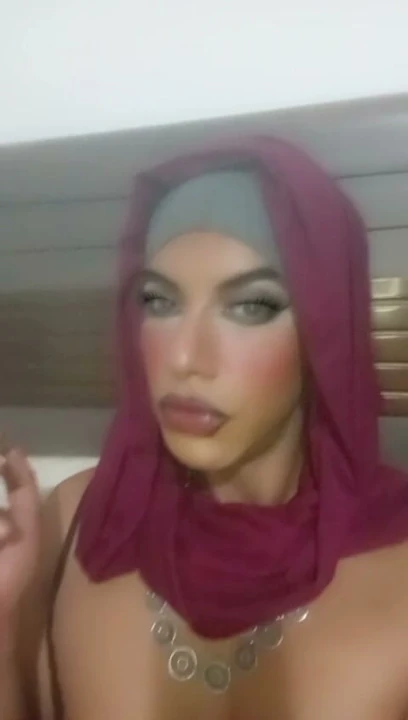 Arap trans Mistress sigara içiyor