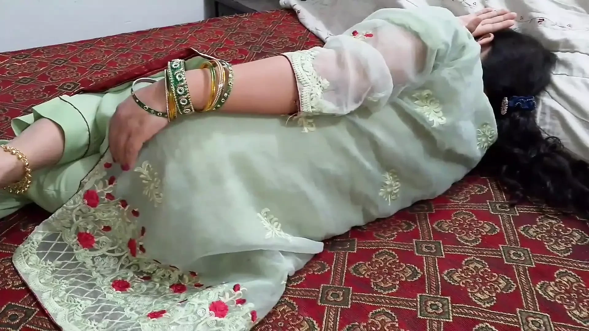 Stepbrother went to his married stepsister's room to fuck her