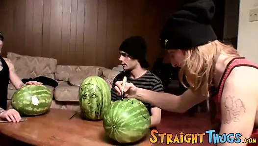 Üç twinks, sıcak bir paylaşılan jack off çekim için uğradı