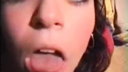 Esmer verir oral seks ve kırlangıçlar onun boşalmak