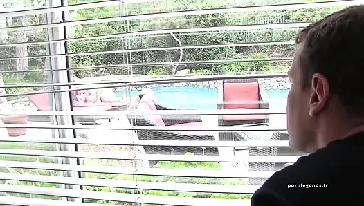 Stacy Jay gırtlağına kadar yarakla sikişiyor
