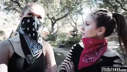 Kızgın lezbiyenler bir ev enkazı ve oturma odasının her yerinde fışkırtma