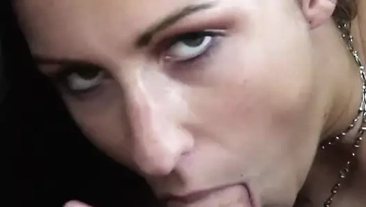 Harika bir vücuda sahip çarpıcı esmer hatun dolu bir penisi memnun ediyor