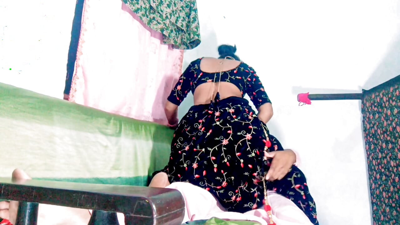 Bhabhi, Dever'i baştan çıkarmak için amını gösterip tokatlıyor, güzel (Ghaghra-Choli) giyen Hint Gujarati kız kardeşi ilk kez