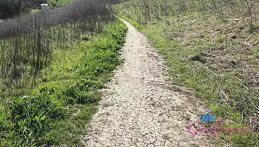 Fiona'nın çaresiz çiş sürücüsü: araba sidik, patika çömelme, sert sikiş, cig ayakla muamele ve dölleme çiş gösterisi