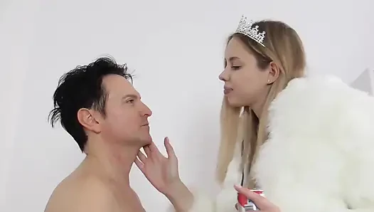 Uzun boylu Findom kölesini eğitiyor!