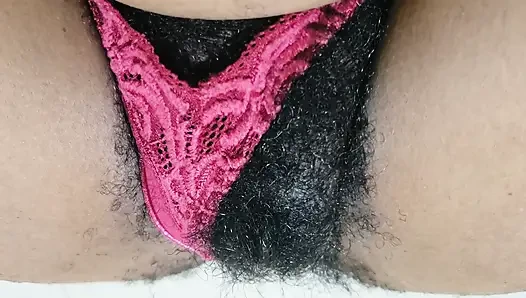 Külotunu bir kenara koyan güzel olgun orta yaşlı seksi kadın kıllı amcık